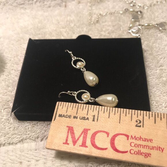 Avon Merryl 3 Piece Gift Set - Silver & Pearl Necklace Bracelet & Earrings - Picture 8 of 16